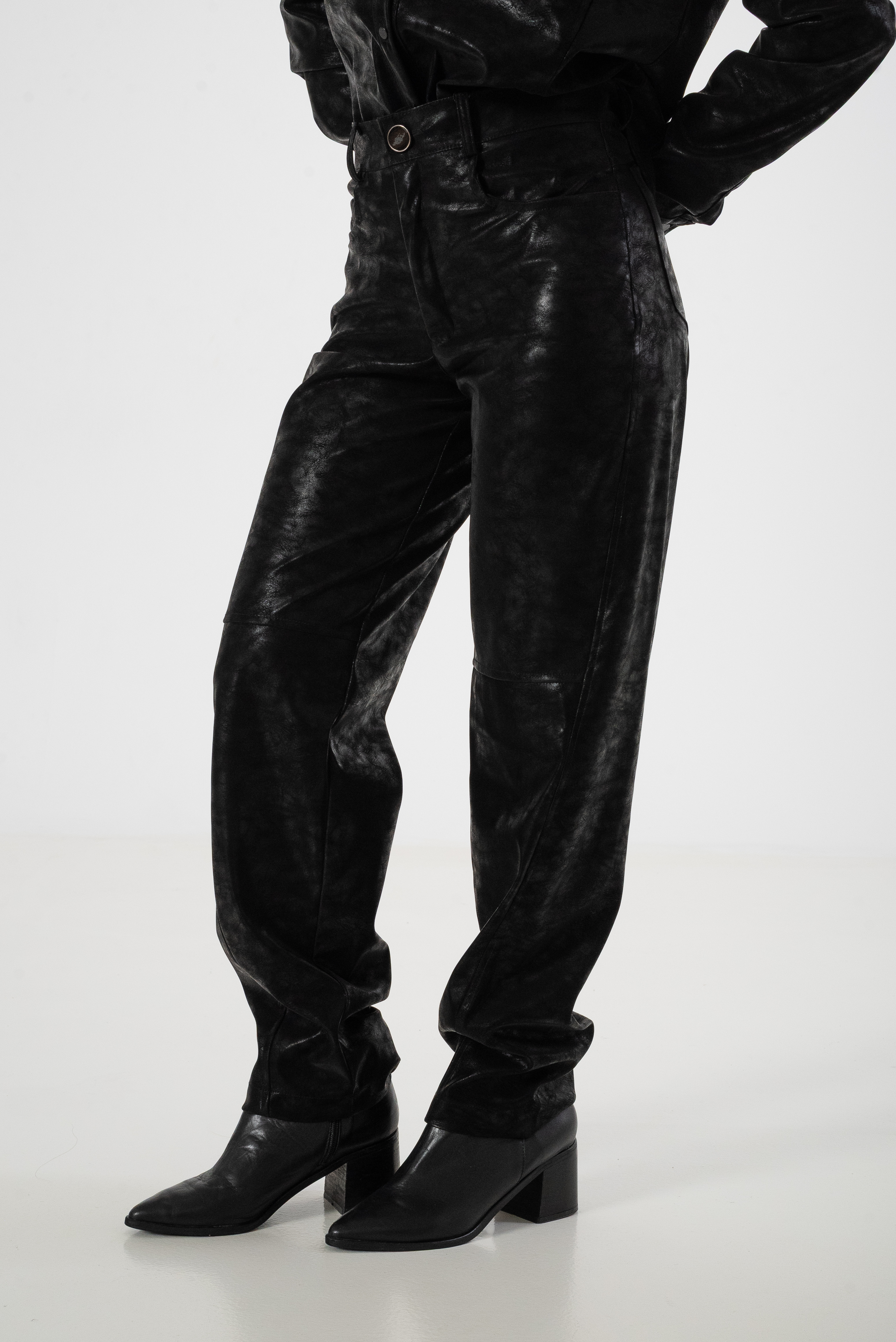 Pantalón de cuero con recortes