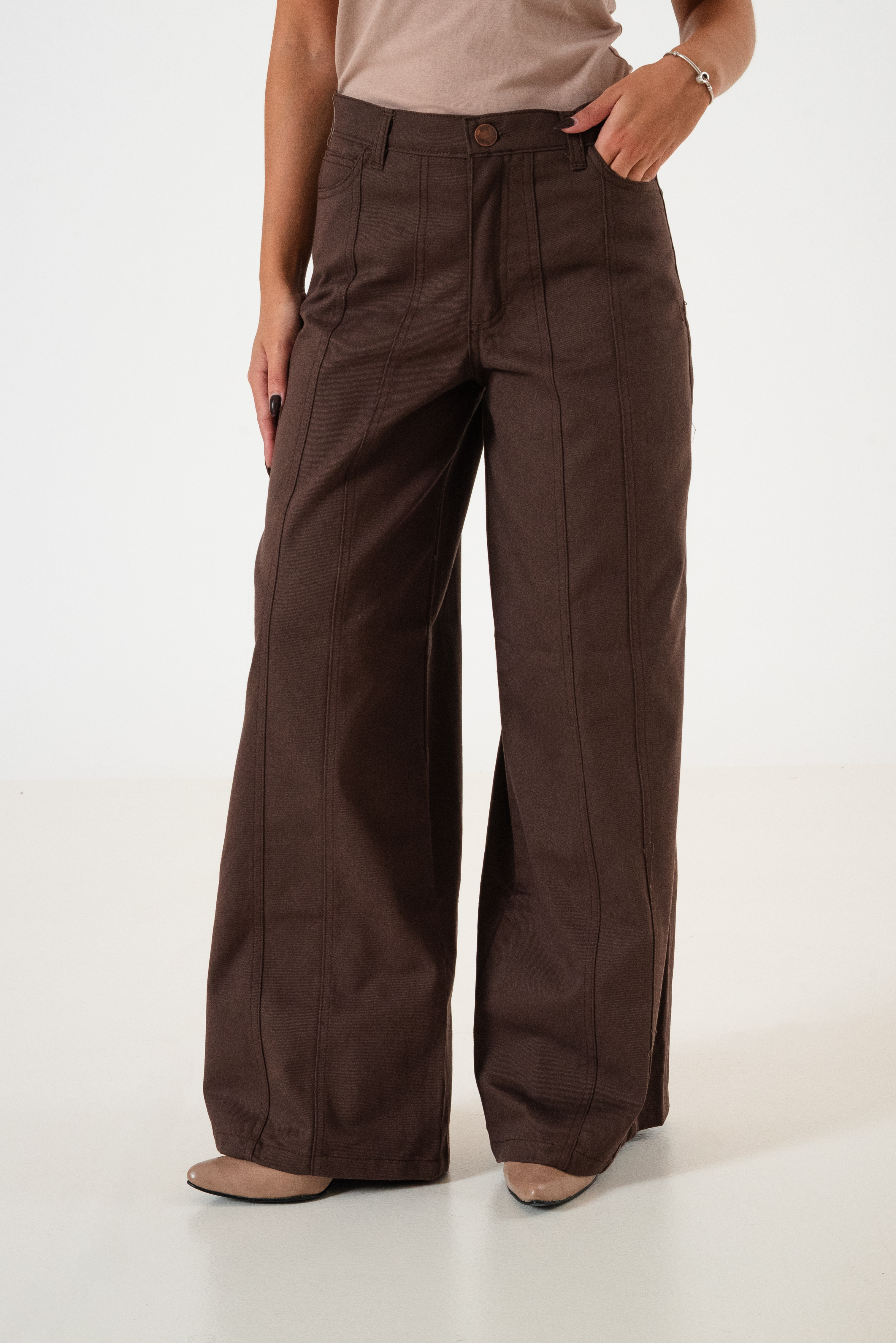 Pantalón gabardina con recortes